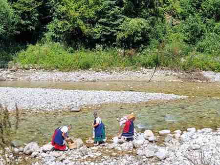 54. Lučki dan: Prikazi starih opravil - Perice v etno vasici